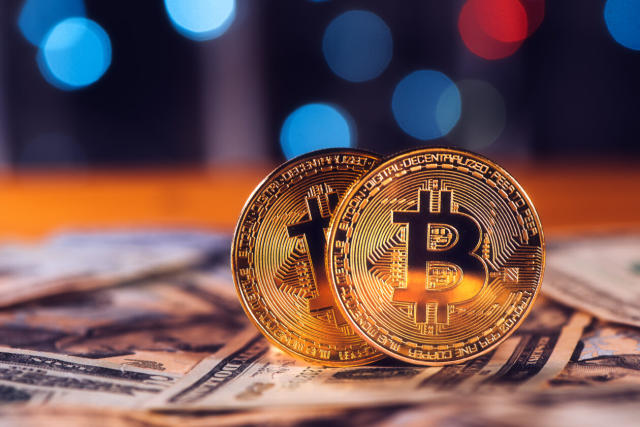 Bitcoin test lại ngưỡng 18.000USD