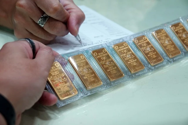 Vàng SJC rớt giá mạnh nửa triệu đồng mỗi lượng trong ngày 23.7.2024.
