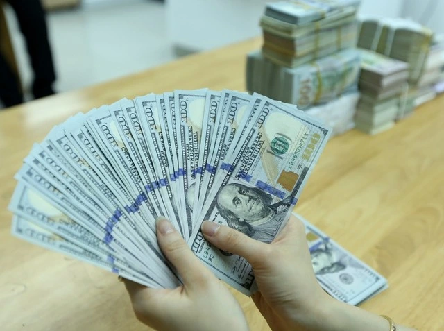 USD tăng giá mạnh, vượt 25.000 đồng (8.10.2024).