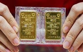Giá vàng ngày 4/1/2024: Vàng trong nước giảm, vàng thế giới giảm mạnh